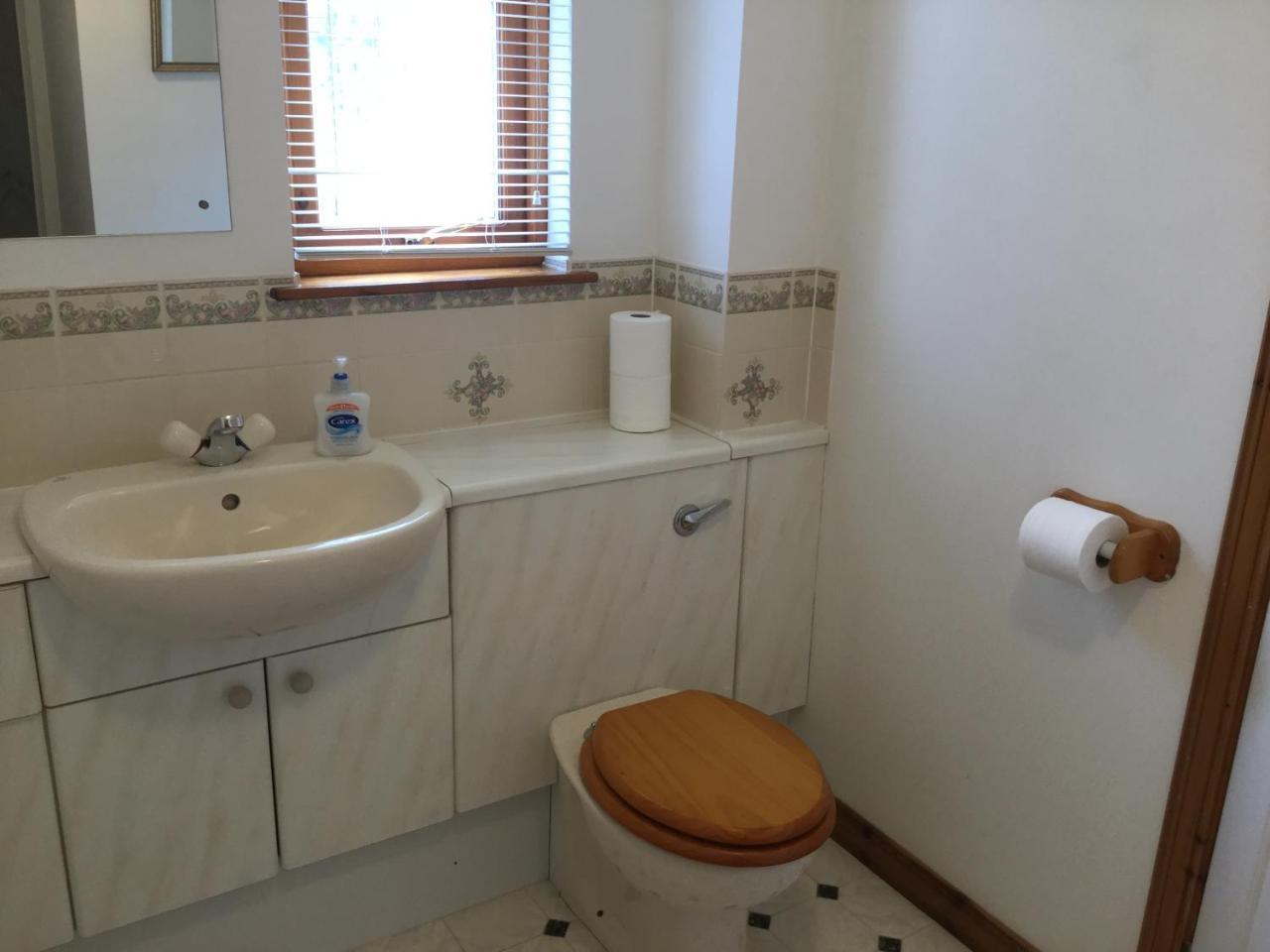Two-Bedroom Apartment - Golf View Free Parking إينفيرنيس المظهر الخارجي الصورة
