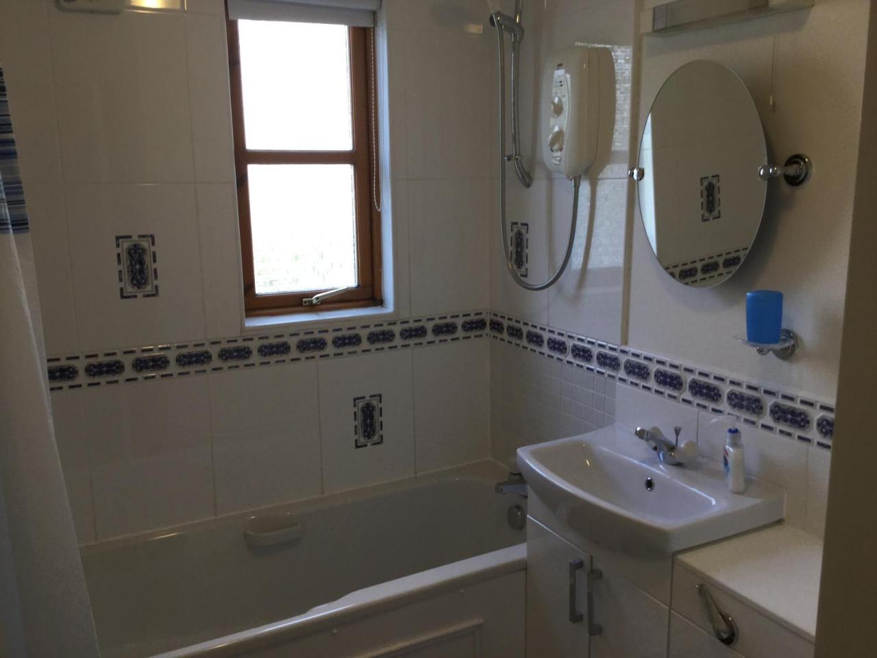 Two-Bedroom Apartment - Golf View Free Parking إينفيرنيس المظهر الخارجي الصورة
